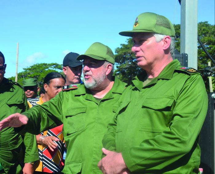 «Ahora lo importante es atender cómo nos vamos a recuperar», dijo Díaz-Canel a los guantanameros. 
foto: Estudios Revolución