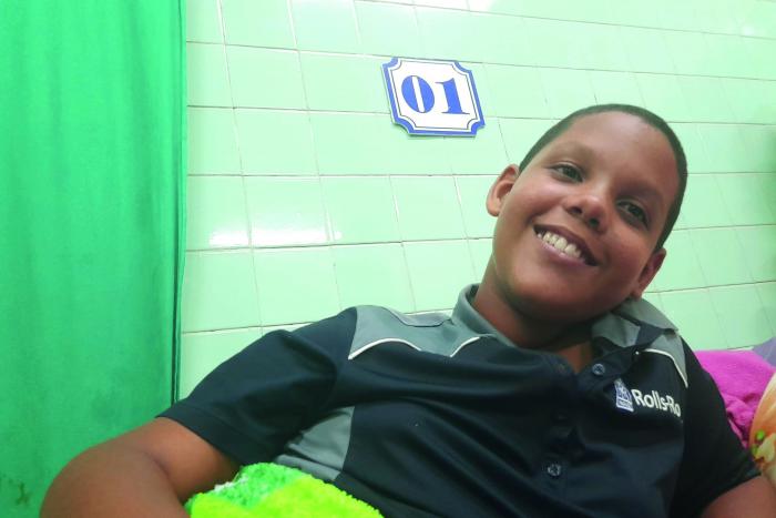 Abraham cuenta su historia de niño cazador de cangrejos y pescador de barberos, ahora desde la cama número uno de la terapia intermedia del hospital pediátrico de Guantánamo. Foto: Mario Ernesto Almeida