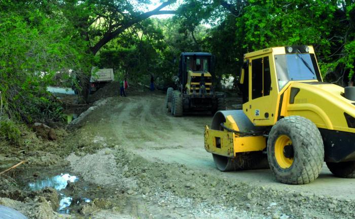 Fuerzas de las unidades constructoras apoyan en la recuperación en Imías. Foto: Lorenzo Crespo Silveirac