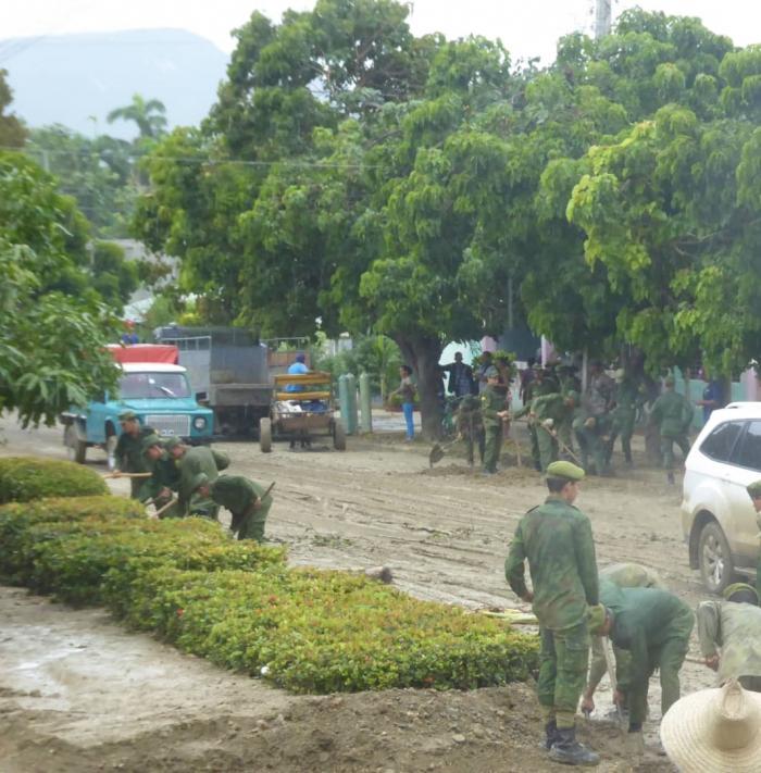 El despliegue de los jóvenes militares cubre toda la cabecera municipal de Imías.