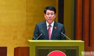 Luong Cuong reiteró su respeto y gratitud al Presidente Ho Chi Minh, a las generaciones anteriores y a los caídos por la Patria. 