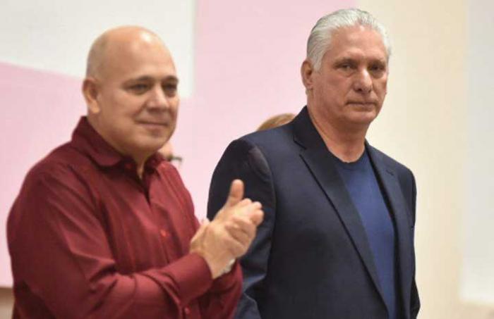 Díaz-Canel junto a artistas e intelectuales en su X Congreso 