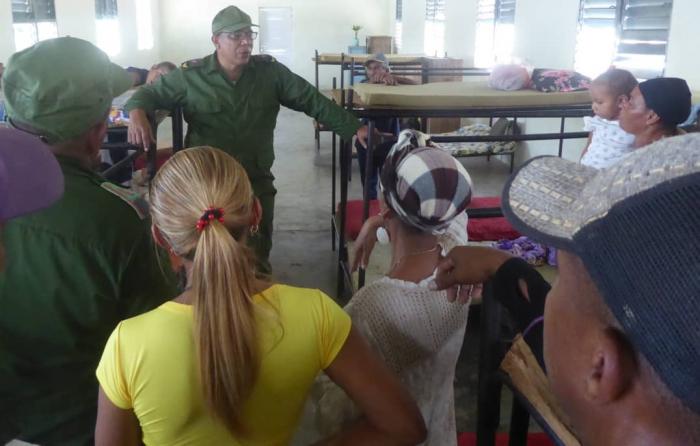Yoel Pérez en Manuel Tames, en un campamento de evacuación. Foto: José Llamos Camejo