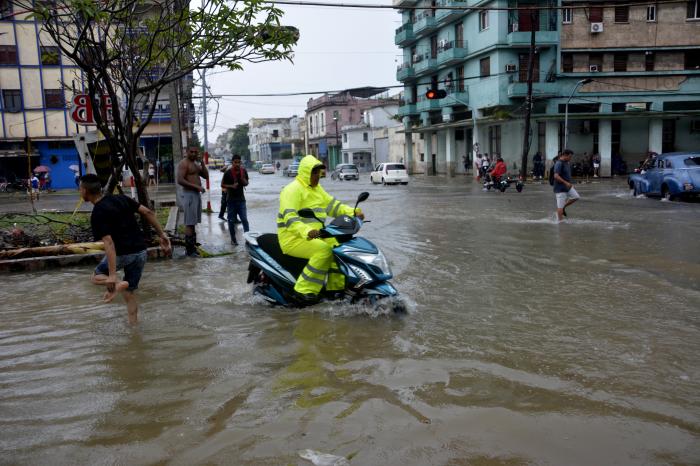 Inundaciones por las fuertes lluvias en La Habana, Infanta y Manglar, Cerro.