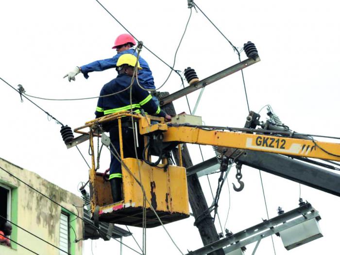 Se reparan y certifican las líneas de transmisión en Occidente. foto: José M. Correa