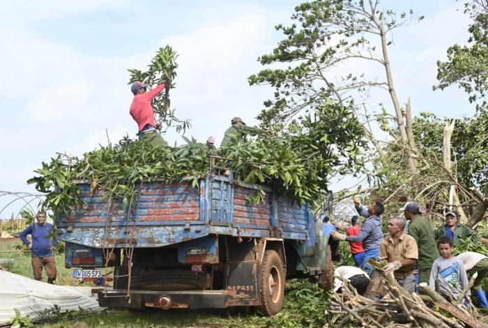 Díaz-Canel reconoció el duro trabajo hecho por el pueblo. foto: Estudios Revolución