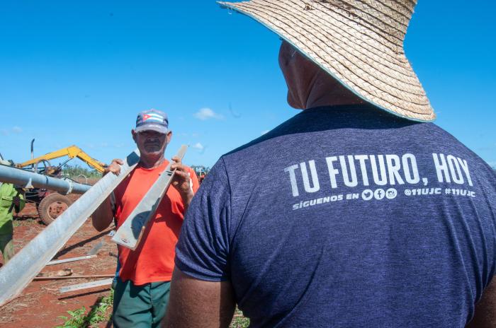 Trabajadores de la CPA: Amistad Cuba- México en alquizar reparan el sistema de riego, maquina fregat de pivote central eléctrico dañada por el paso del huracán Rafael..