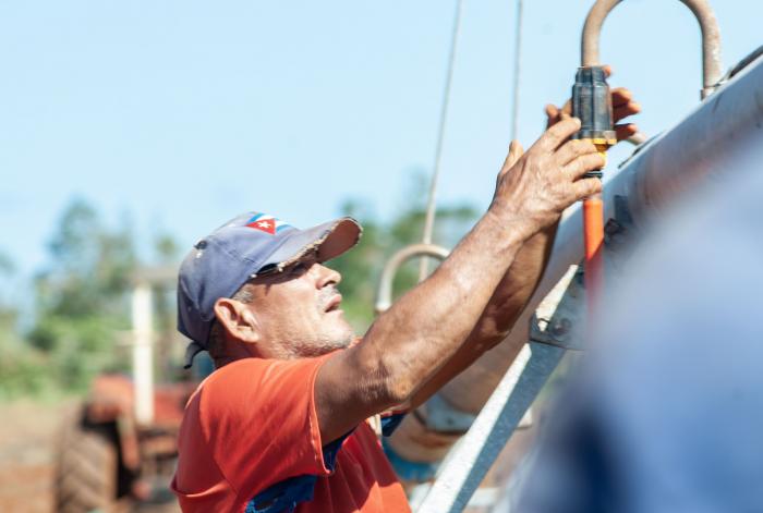 Trabajadores de la CPA: Amistad Cuba- México en alquizar reparan el sistema de riego, maquina fregat de pivote central eléctrico dañada por el paso del huracán Rafael..