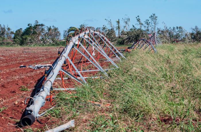 Trabajadores de la CPA: Amistad Cuba- México en alquizar reparan el sistema de riego, maquina fregat de pivote central eléctrico dañada por el paso del huracán Rafael..