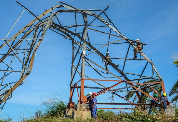 Debido a los fuertes vientos del huracán Rafael, se derribaron seis torres de la línea Mariel-Pinar del Río, 
de 220 000 voltios. 