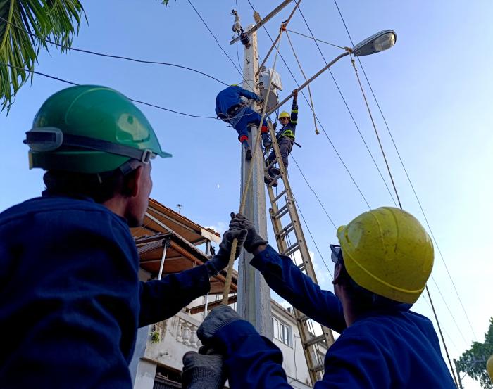 No hay reposo en el trabajo de los linieros. foto: ricardo lópez hevia