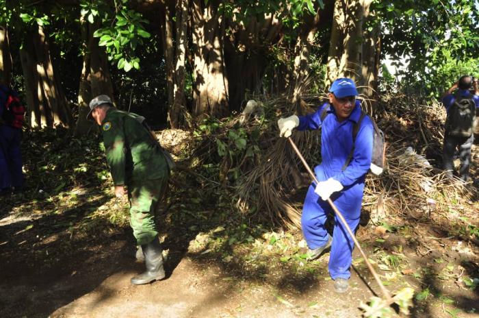Trabajadores civiles y oficiales de las FAR apoyan en la recuoeración en La Habana