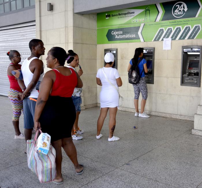 Sociedad cubana actual en el municipio Habana Vieja, Cuatro Caminos, cajeros automaticos