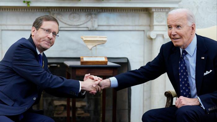 El presidente de Estados Unidos, Joe Biden, se reúne con el presidente de Israel, Isaac Herzog, en la Oficina Oval de la Casa Blanca, en Washington D.C. 