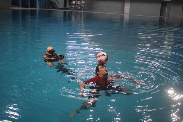 El rey de las piscinas en Cuba