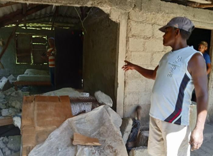 Los terremotos tiraron al suelo casas completas y en otras agrietaron paredes, levantaron pisos, hicieron 
saltar enchapes, o partieron columnas en dos. FOTO: MAILENYS OLIVA FERRALES