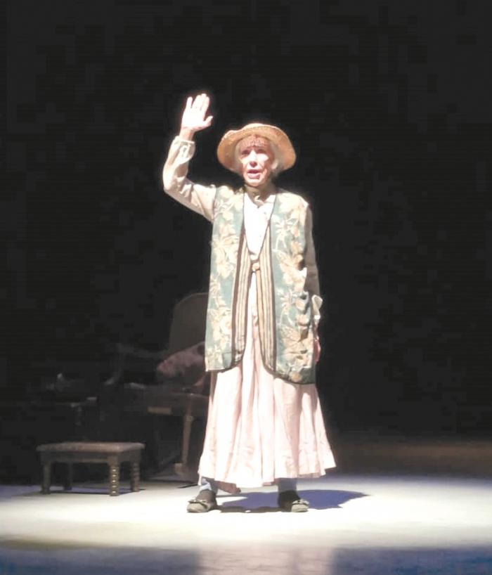 Estremece y emociona la maestría de la gran actriz Verónica Lynn, un tesoro de la escena nacional. 