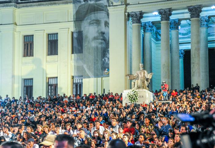 Velada en la escalinata de la Universidad de La Habana, por el aniversarioo 8 de la desaparición física del Comandante en Jefe Fidel castro Ruz, presididda porel Presidente Miguel Díaz Canel Bermúdez