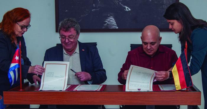 Los dirigentes políticos firmaron un Acuerdo de Intercambio y Cooperación. foto: dunia álvarez palacios