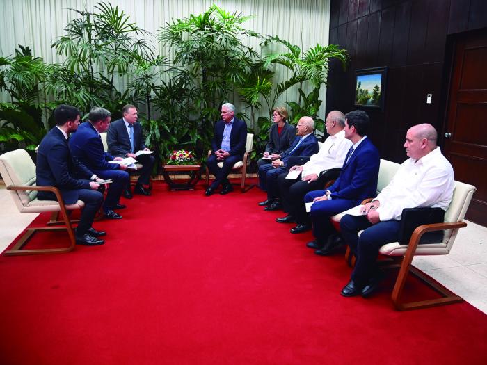 Díaz-Canel trasladó el reconocimiento que se tiene en Cuba al trabajo de la empresa Zarubezhneft. 
Foto: estudios revolución