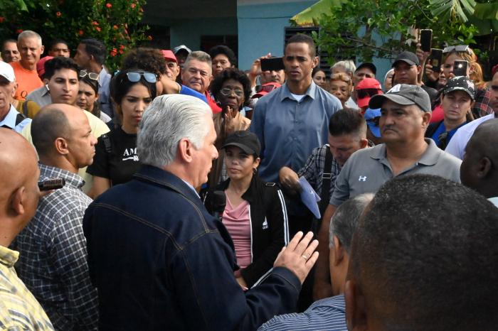 En Camagüey, Díaz-Canel se interesó por la participación del pueblo en la transformación comunitaria. 
foto: Estudios Revolución 	