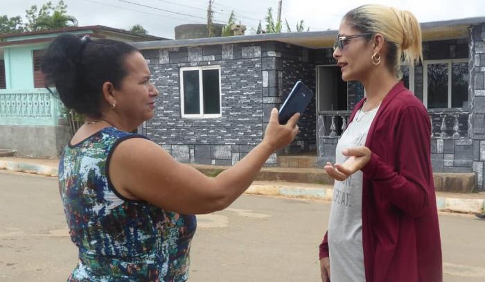 Deisi Libia en la calle, dándole voz a la audiencia. foto: José Llamos