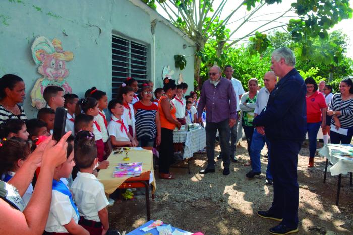 El Presidente intercambió con pioneros de la escuela primaria Ovidio Rivero Morales. foto: Freddy Pérez