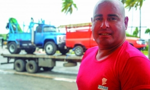 Quintín León Valdés, jefe de Brigada del contingente de trabajadores eléctricos de Ciego de Ávila. 
foto: José M. Correa
