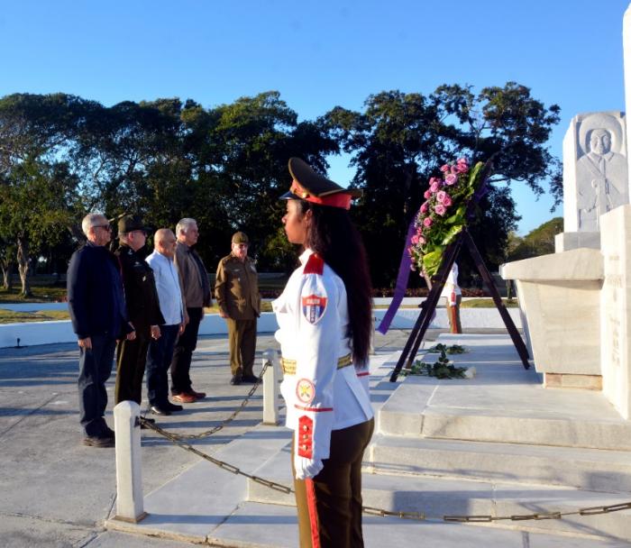El Mausoleo de El Cacahual, en La Habana, fue testigo una vez más del compromiso de las nuevas generaciones con los ideales que han forjado la historia de Cuba. foto: juvenal balán