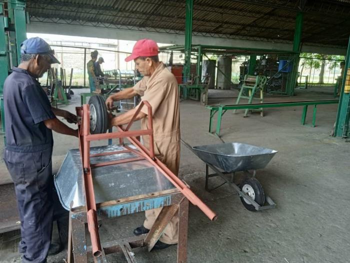 Gracias al esfuerzo de los ingenieros y demás personal técnico, se ha logrado mantener varias de las producciones destinadas a la Agricultura y a bases productivas. foto de la autora