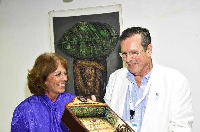 Marta Bonet, presidenta de la Uneac, entregó el premio a Tristán Bauer.
CRÉDITO DE FOTO ARIADNE PRADO CABALÉ