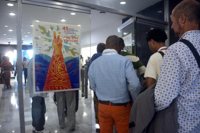 «Mantenemos el Festival del Nuevo Cine Latinoamericano, y lo mantendremos», afirmó el Presidente cubano, en diálogo con cineastas. Foto: Juvenal Balán 
