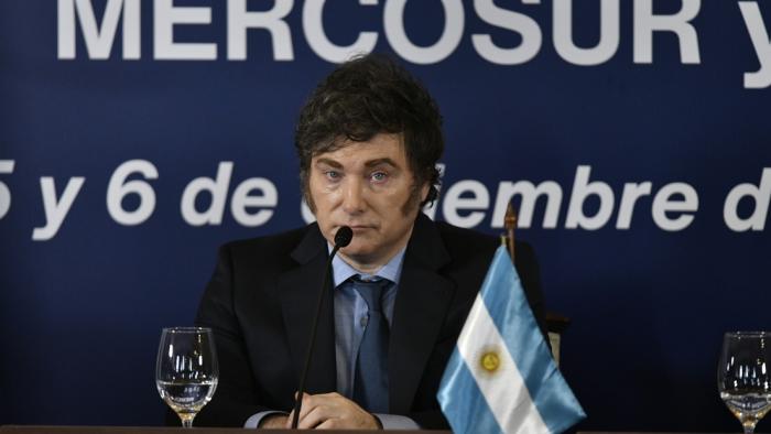 Milei busca desesperadamente las fotos con sus 
«amigos», pero en los hechos concretos queda siempre solo. foto: rt