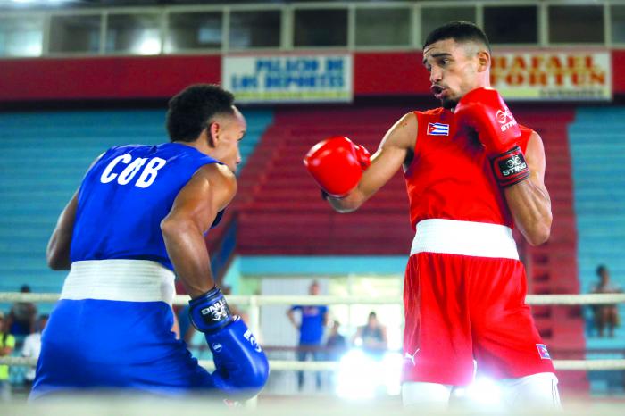 El subcampeón mundial, Saidel Horta, de rojo, logró su primera victoria en la Serie Nacional de Boxeo.
foto: Roberto Morejón