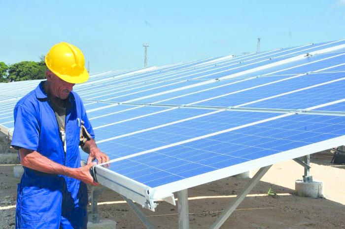 Todos los meses, como promedio, se sincronizarán cinco parques solares fotovoltaicos. foto: Julio Martínez Molina