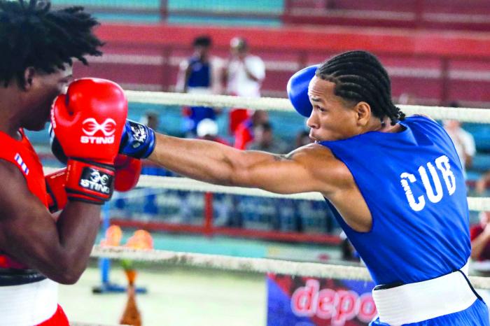 Adrián Licea, de Sancti Spíritus (azul), en la división de los 71 kilogramos, es uno de los grandes talentos del boxeo cubano. foto: Roberto Morejón