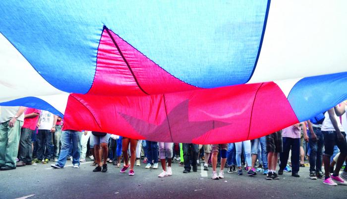 Desfile por el 1ro de Mayo, en calle Paseo, La Habana, Cuba.