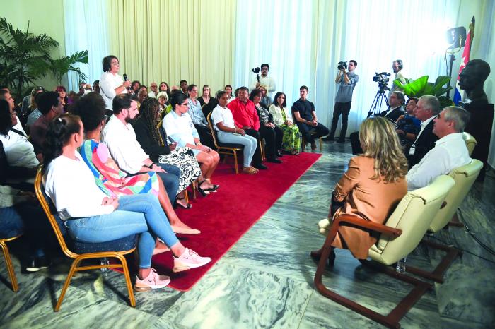 La Educación, dijo Díaz-Canel, es uno de los sectores que más está siendo afectado por la política de máxima presión de la que somos víctimas. foto: Estudios Revolución
