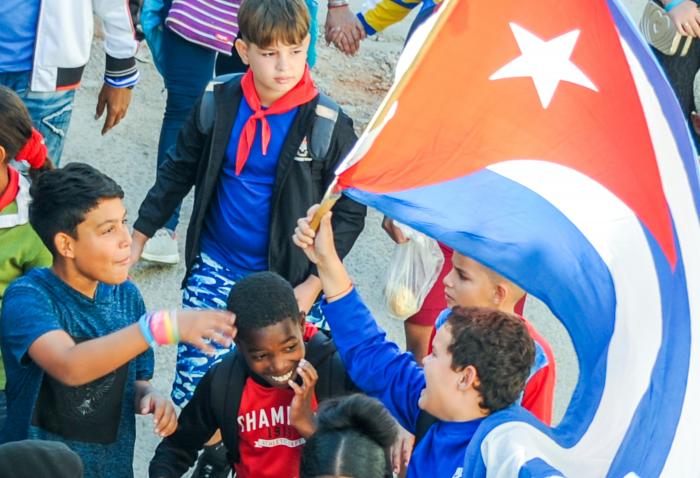 La Política de la niñez, adolescencia y juventudes está orientada a propiciar la protección e inclusión social a los niños, niñas, adolescentes y jóvenes