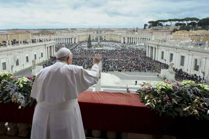 Papa Francisco pidió en mensaje navideño silenciar las armas