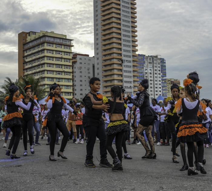 Celebrada rueda de casino en la explanada de la Piragua con motivo de los festejos por el Aniversario de la Revolución y la llegada del año 2025