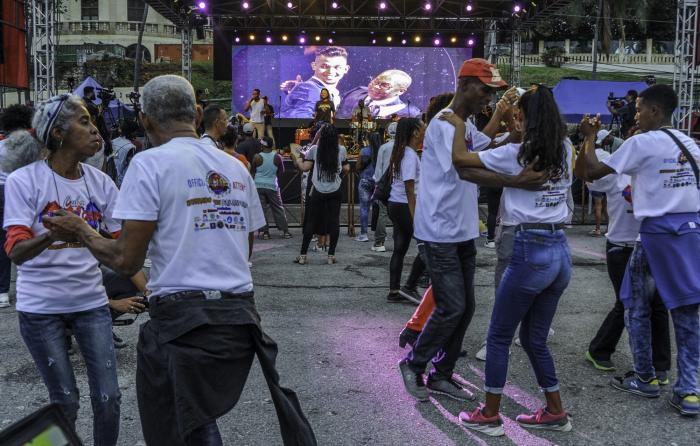 Celebrada rueda de casino en la explanada de la Piragua con motivo de los festejos por el Aniversario de la Revolución y la llegada del año 2025