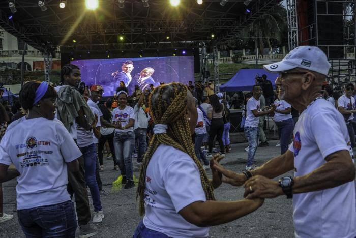 Celebrada rueda de casino en la explanada de la Piragua con motivo de los festejos por el Aniversario de la Revolución y la llegada del año 2025