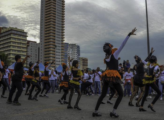 Celebrada rueda de casino en la explanada de la Piragua con motivo de los festejos por el Aniversario de la Revolución y la llegada del año 2025