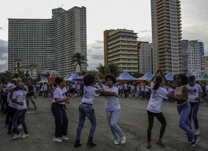 Celebrada rueda de casino en la explanada de la Piragua con motivo de los festejos por el Aniversario de la Revolución y la llegada del año 2025
