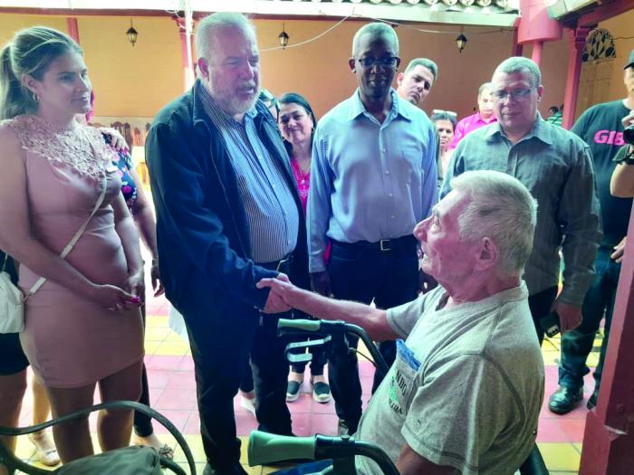 En el hogar de ancianos Carlos J.i Finlay, Marrero Cruz se interesó por las condiciones de vida de quienes
tienen en la instalación su hogar. 
