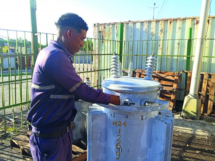 La brigada comandada por Jayrudel atiende en La Habana 32 circuitos de 33 000 voltios. foto del autor