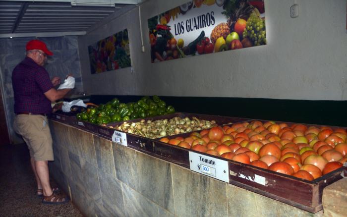 Recorrido por diferentes tipos de mercados en La Habana donde los inspectores controlaban lo dispuesto para la venta y los precios de los productos. 19 y B, Plaza