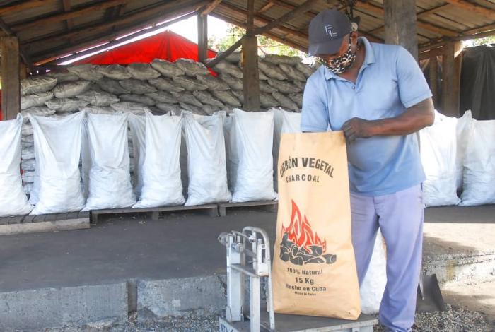 El carbón vegetal es otra opción en la que Guantánamo tiene reservas. foto: Leonel Escalona