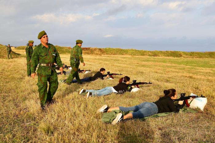 El mandatario observó el desarrollo de los ejercicios e intercambió con los jóvenes. fotos: Alejandro azcuy Domínguez